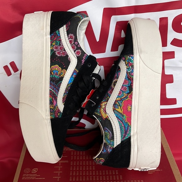 Vans Old Skool
Paisley Bloom Black
VNOA7Q5MBLK
WMNS Platforms - sneakers - Picture 12 of 16